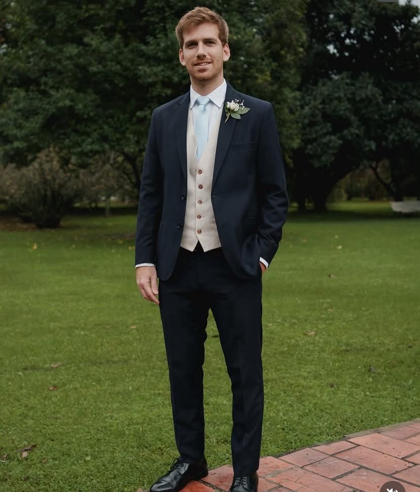 Traje azul de alquiler en un casamiento